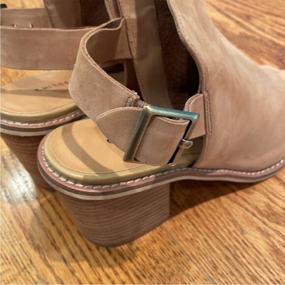 Chinese Laundry Caleb Suede Stacked Heel Sandals Brass Buckle Nude Size 8 - Picture 9 of 15
